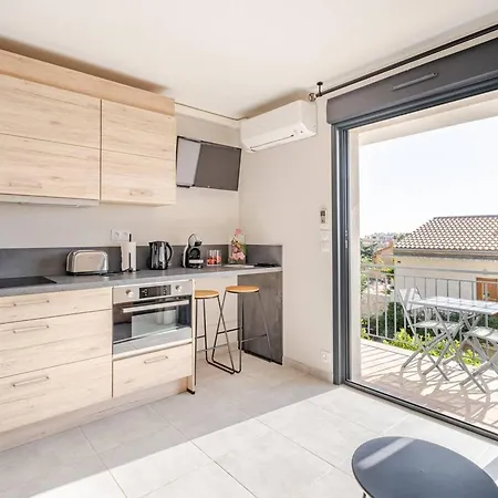 Renove Au Coeur Du Lavandou Avec Clim Et Terrasse - Fr-1-816-7 Apartment