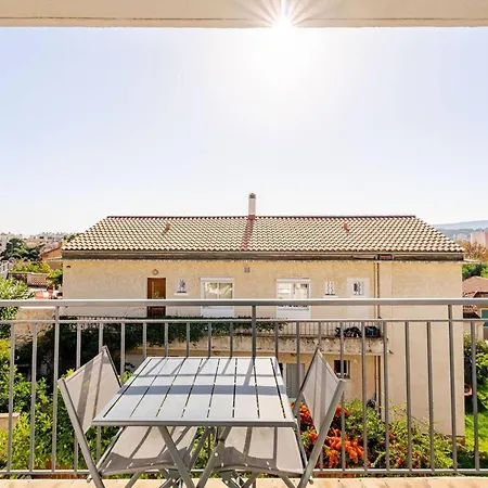 Apartment Renove Au Coeur Du Lavandou Avec Clim Et Terrasse - Fr-1-816-7 *